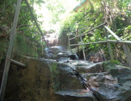 カントランポの滝の滝へ降りていく岩肌
